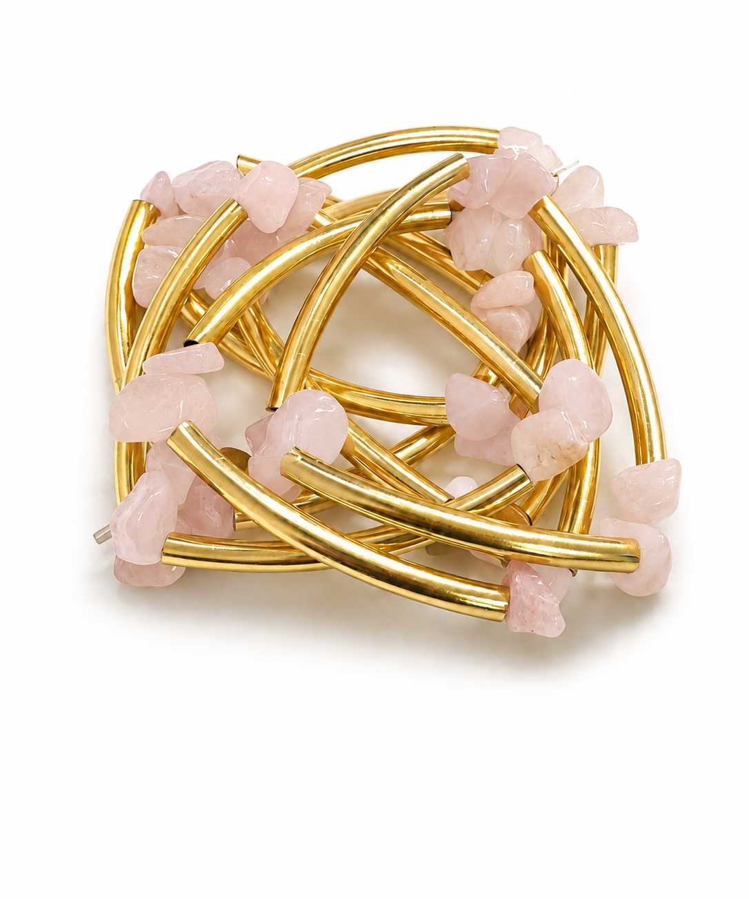 Pulseira de metal dourado com pedras rosadas translúcidas e detalhes em conta