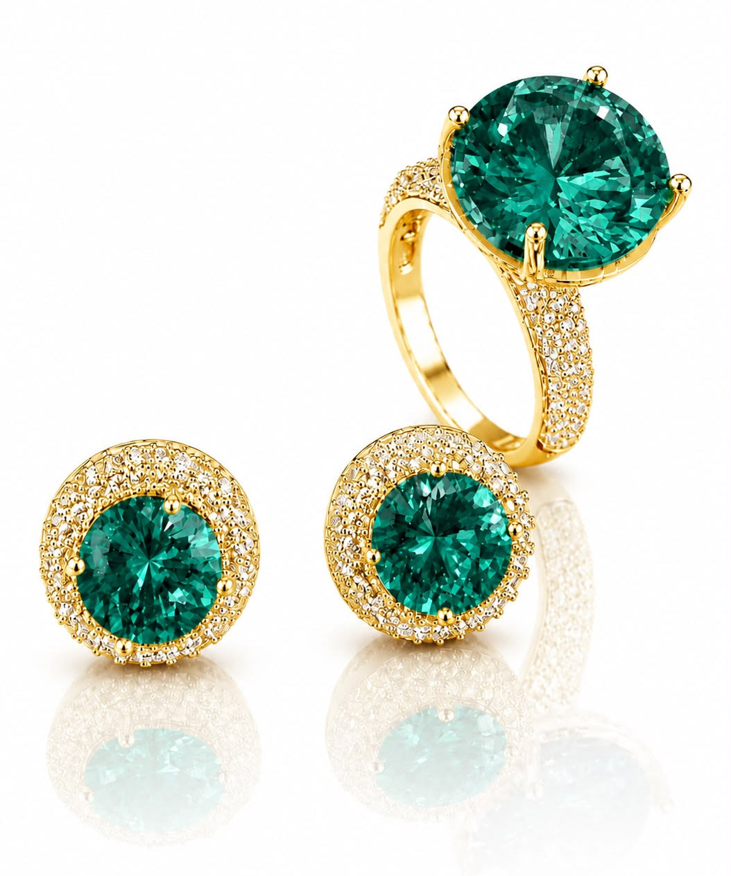 Conjunto de anel e brinco com pedra verde esmeralda em metal dourado, aro cravejado.