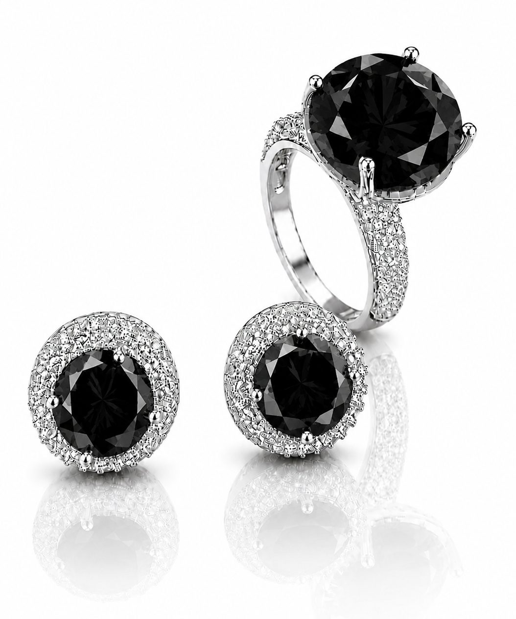 Conjunto de anel e brinco com pedra preta em metal prateado, aro e base cravejados.