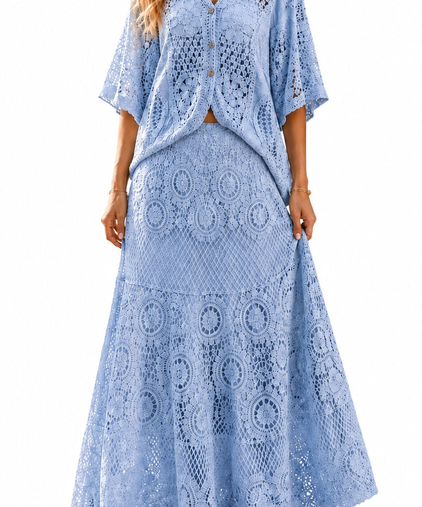 Conjunto de blusa e saia longa em renda azul clara, com mangas amplas e detalhes vazados