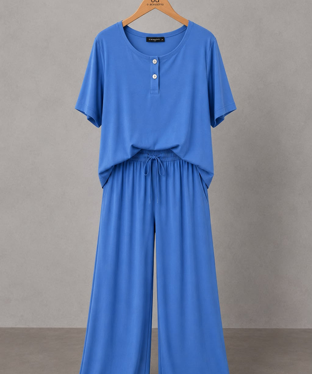 Conjunto azul: blusa de manga curta com botões e calça pantalona de cintura elástica