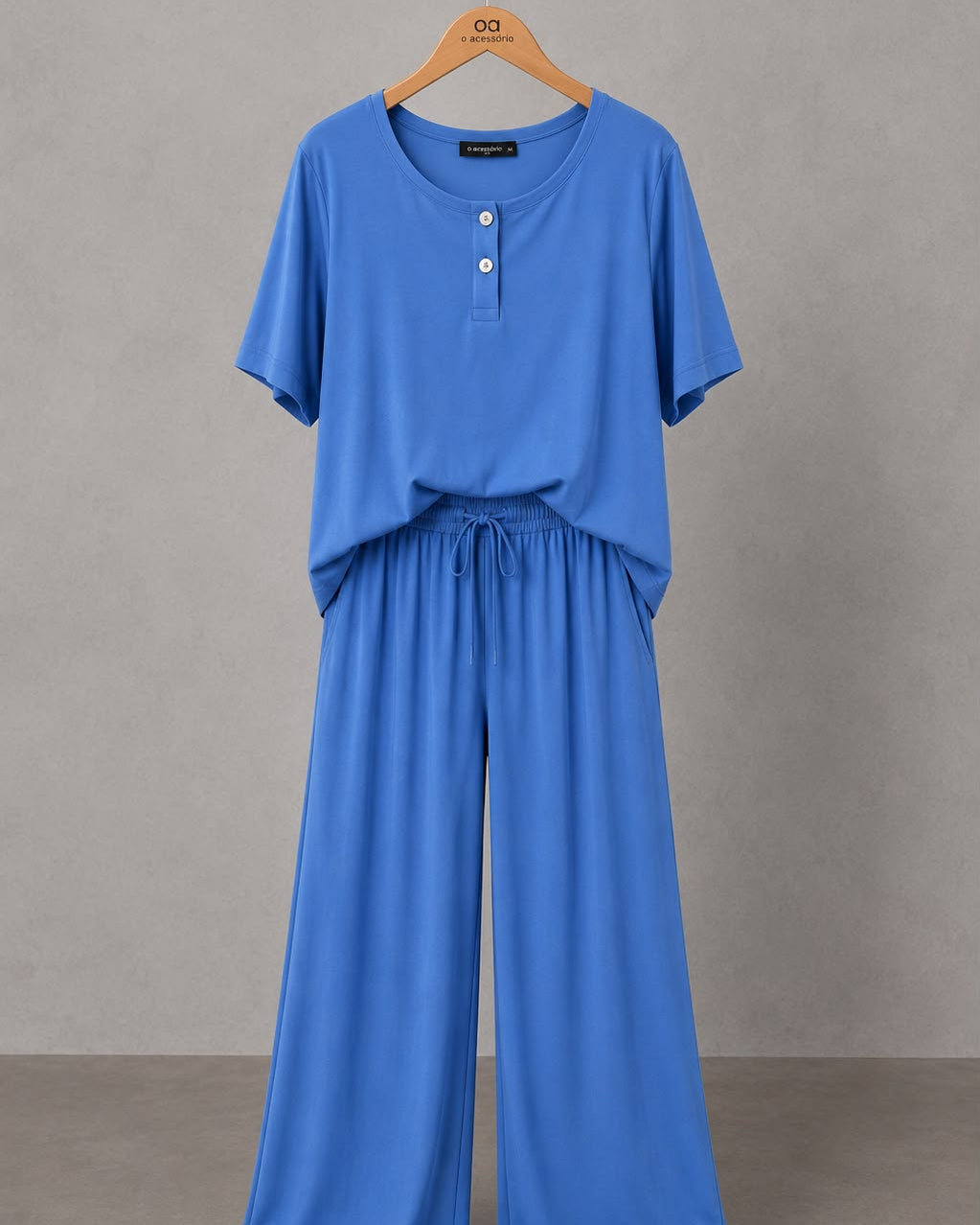 Conjunto azul: blusa de manga curta com botões e calça pantalona de cintura elástica