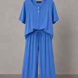Conjunto azul: blusa de manga curta com botões e calça pantalona de cintura elástica