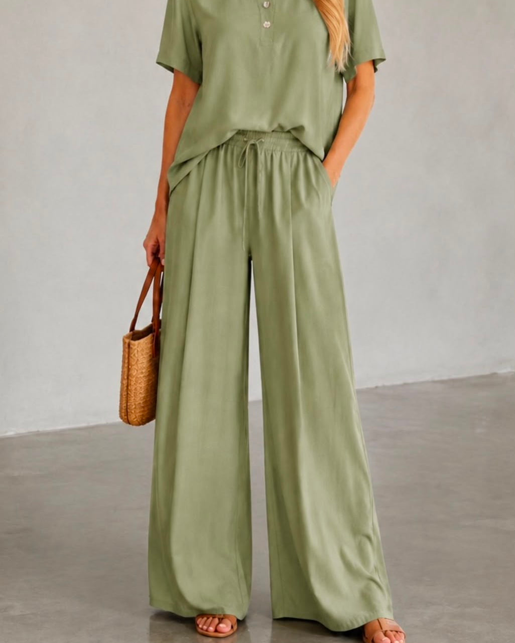 Conjunto verde: blusa de manga curta com botões e calça pantalona de cintura elástica