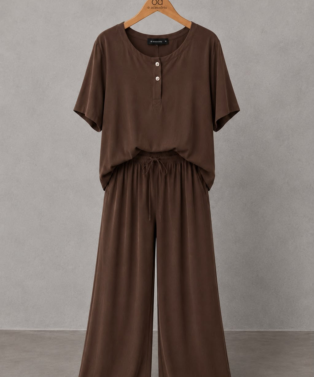 Conjunto marrom: blusa tipo henley com botões e calça pantalona de cós elástico