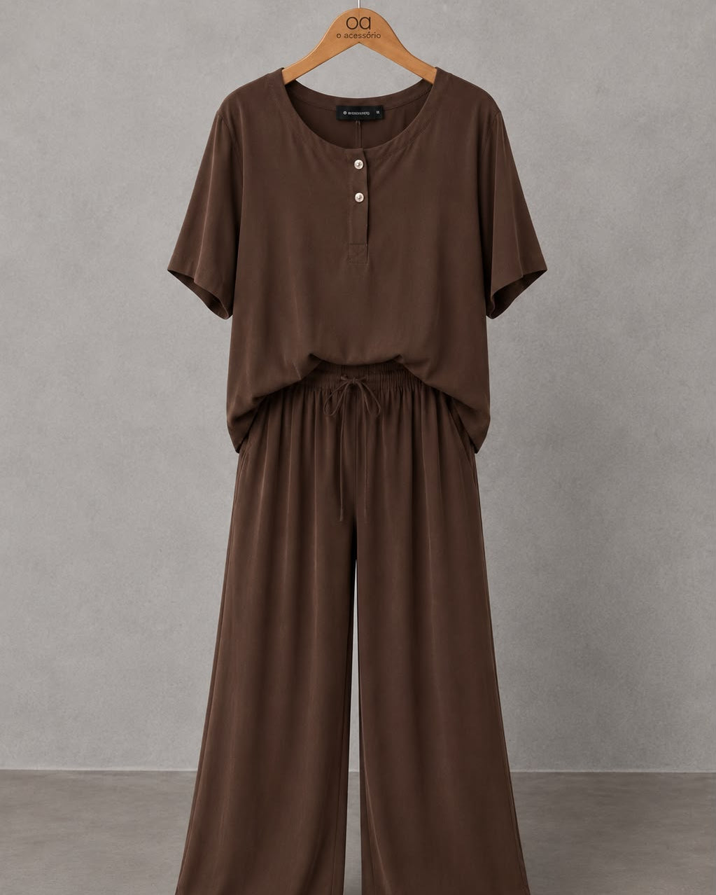 Conjunto marrom: blusa tipo henley com botões e calça pantalona de cós elástico