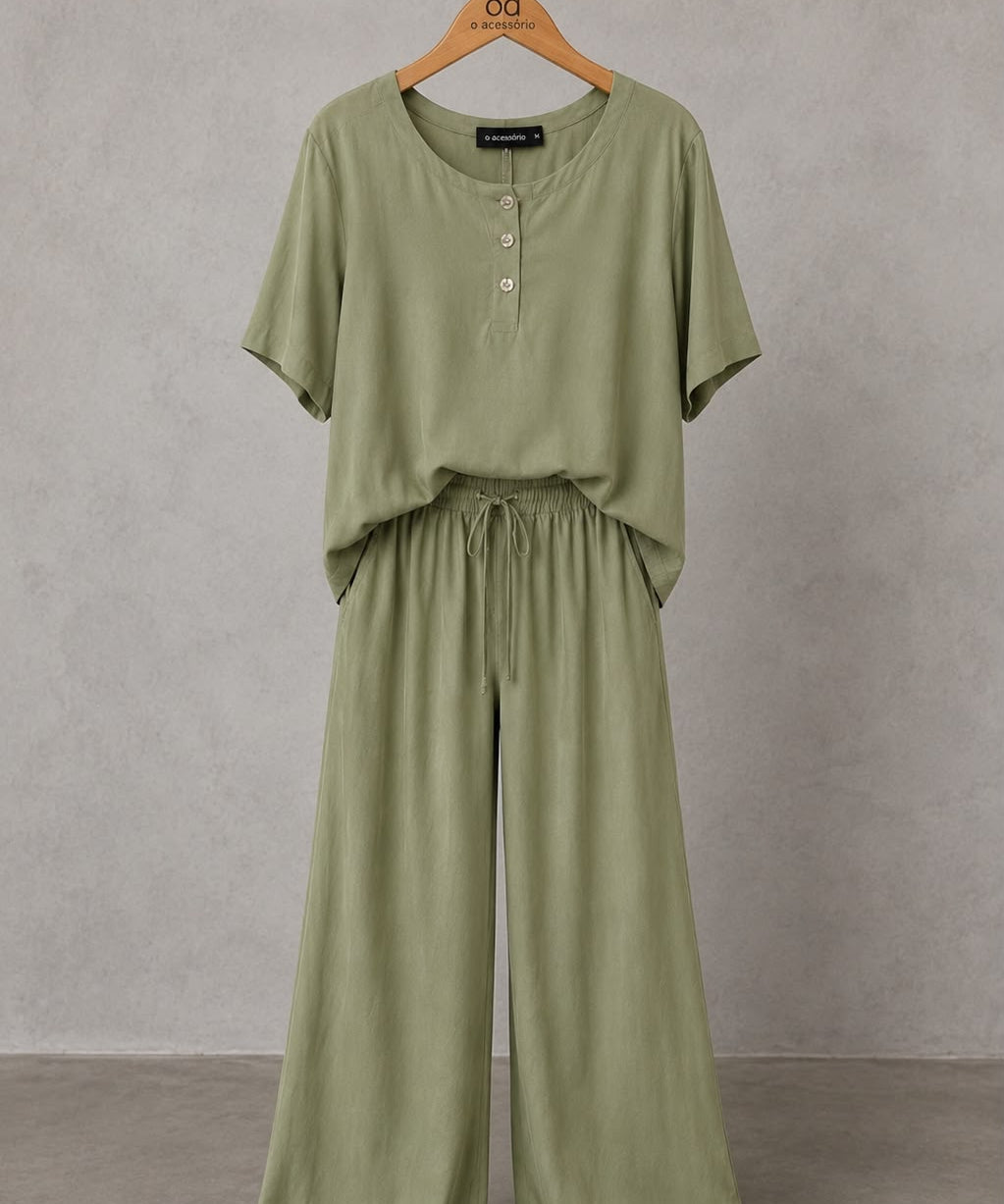 Conjunto verde: blusa tipo henley com botões e calça ampla de cós elástico
