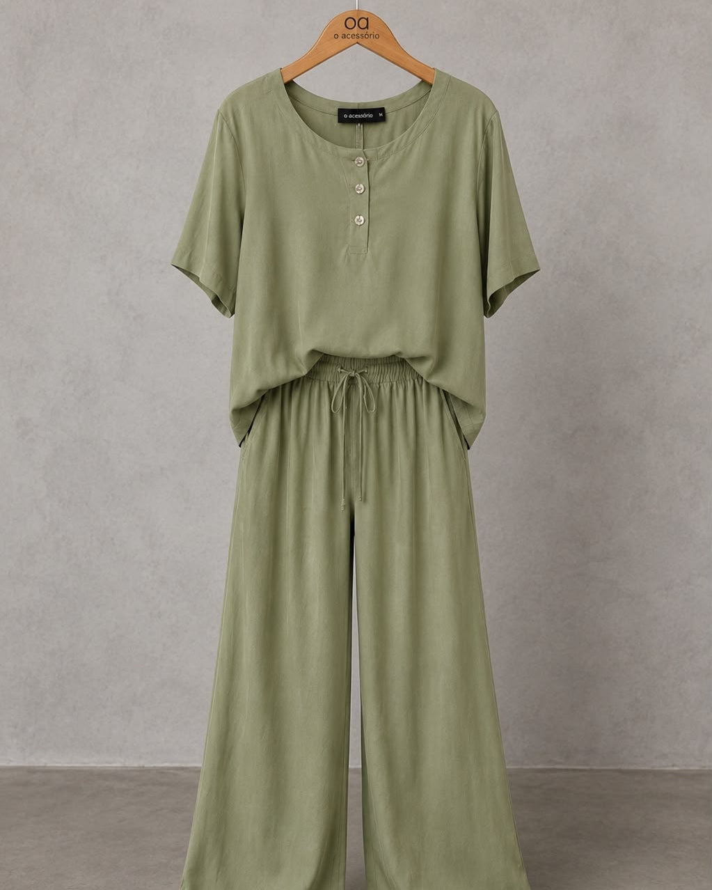 Conjunto verde: blusa tipo henley com botões e calça ampla de cós elástico