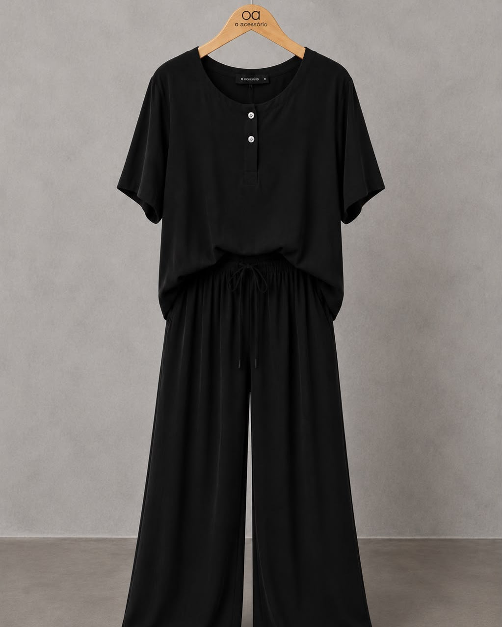 Conjunto preto: blusa tipo henley com botões e calça pantalona de cintura elástica