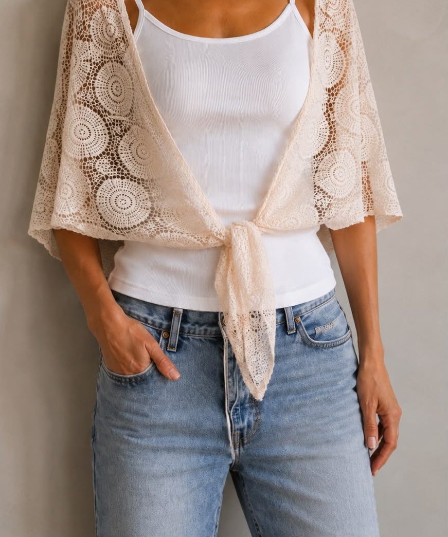 Xale de renda areia, amarração frontal e bordas com detalhes ornamentados