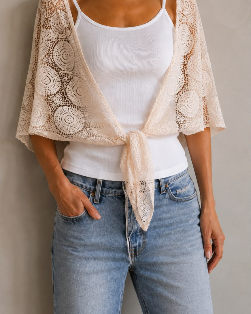 Xale de renda areia, amarração frontal e bordas com detalhes ornamentados