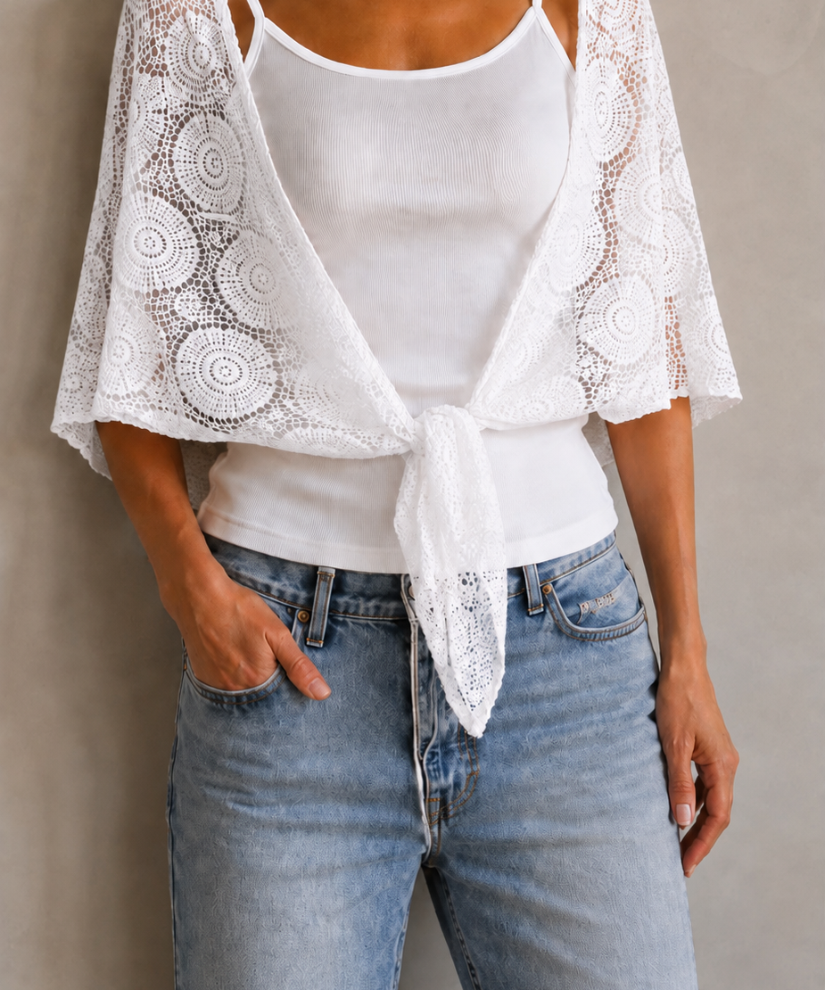 Xale de renda branco, bordas com amarração frontal e detalhes ornamentados