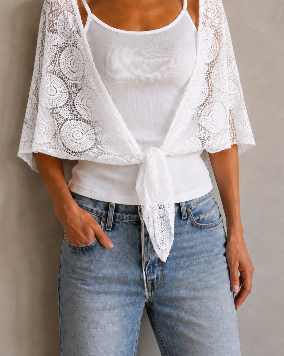 Xale de renda branco, bordas com amarração frontal e detalhes ornamentados