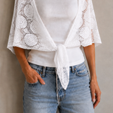 Xale de renda branco, bordas com amarração frontal e detalhes ornamentados