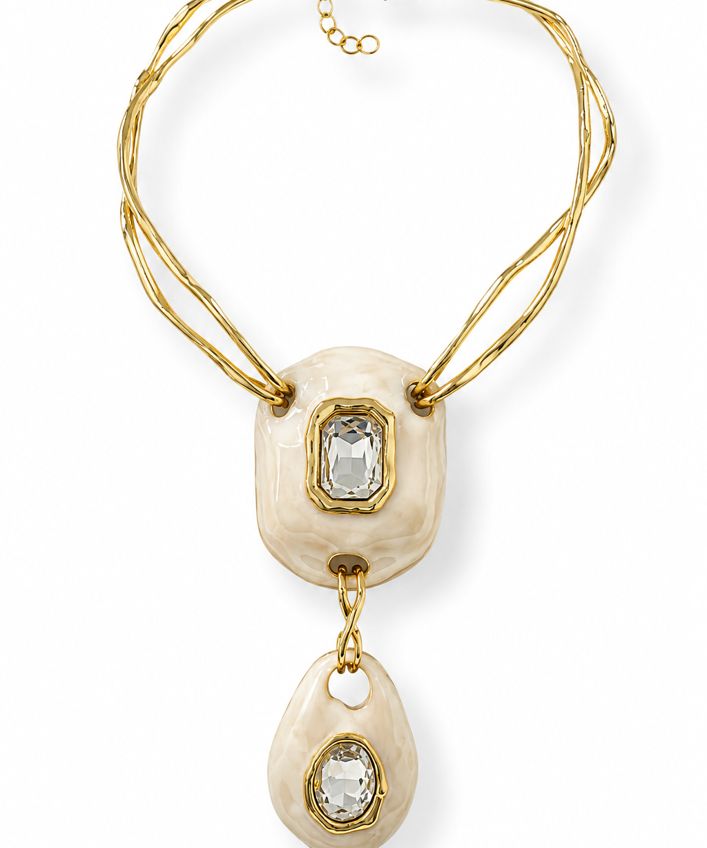 Colar choker dourado com pingente nude e pedras transparentes, corrente ajustável