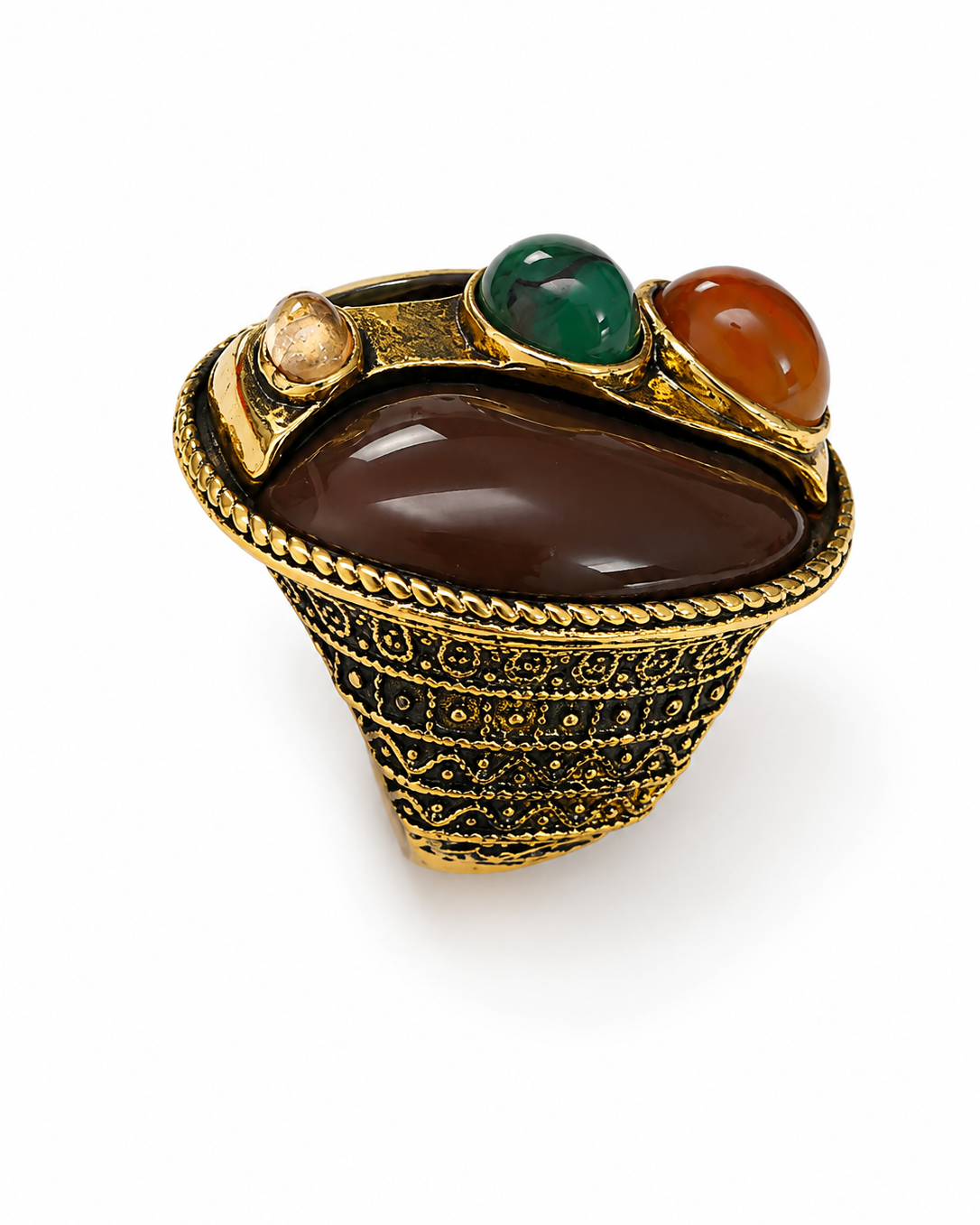 Anel dourado com pedras oval marrom, verde e âmbar, detalhe trabalhado na lateral