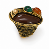 Anel dourado com pedras oval marrom, verde e âmbar, detalhe trabalhado na lateral