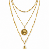 Colar triplo dourado com moeda no centro e pingente em forma de pena