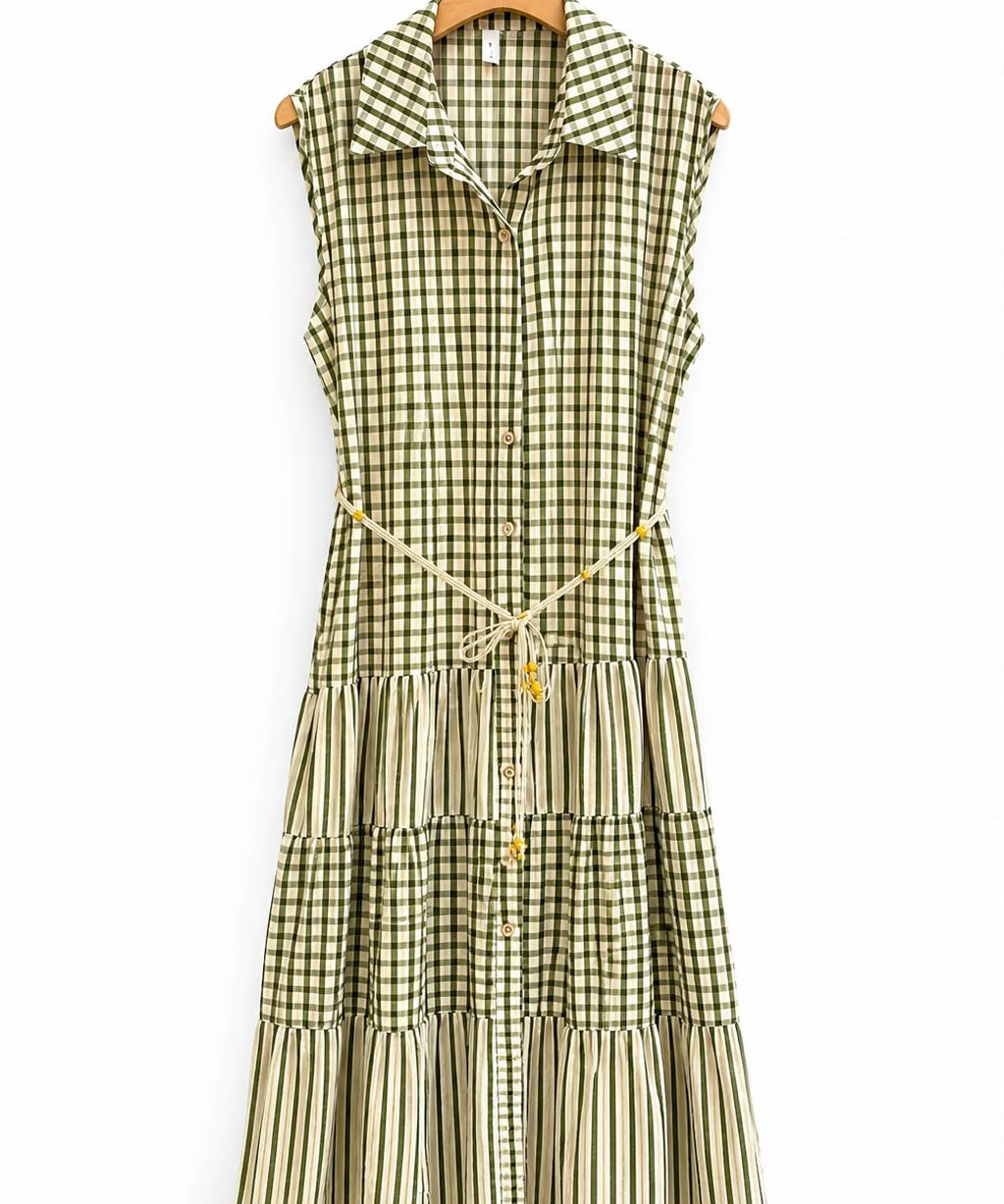 Vestido Carola xadrez verde, gola e botões, saia em camadas, cinto ajustável