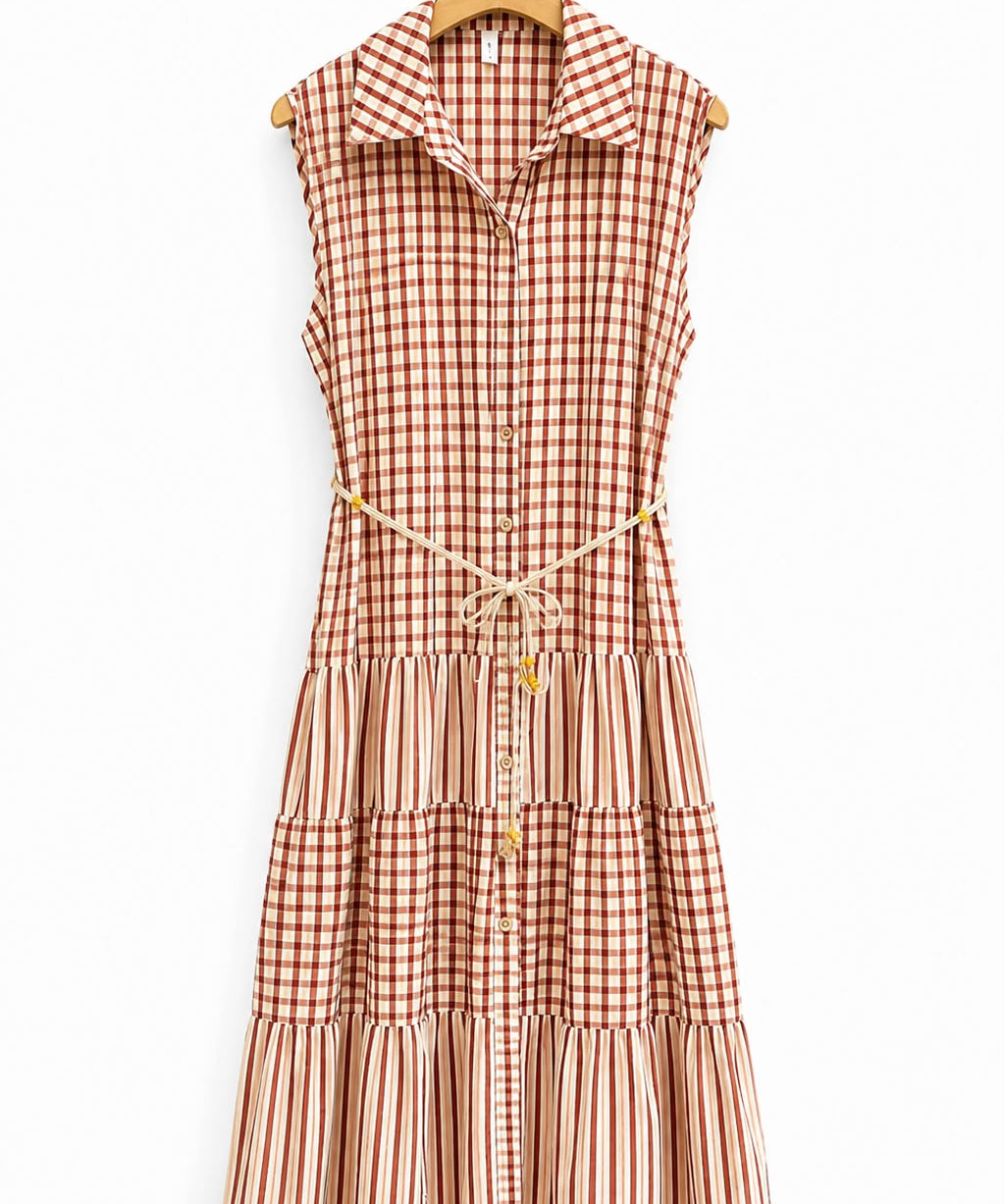 Vestido Carola xadrez vermelho, gola e botões, saia em camadas, cinto ajustável