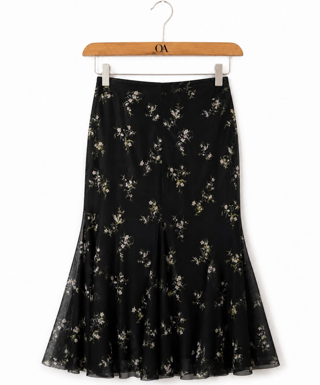 Saia evasê de fundo escuro com estampa floral clara, franzidos na barra