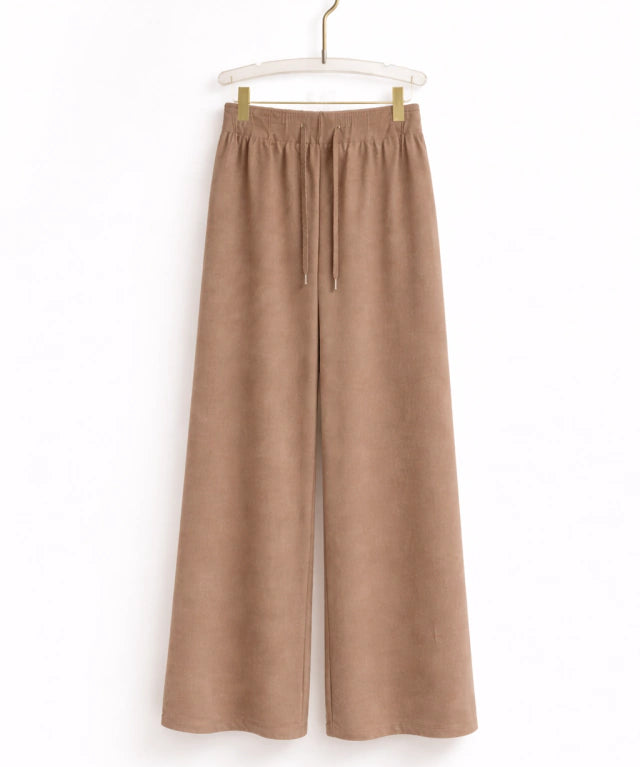 Calça de tecido bege claro, cintura elástica com cordão e modelagem pantalona