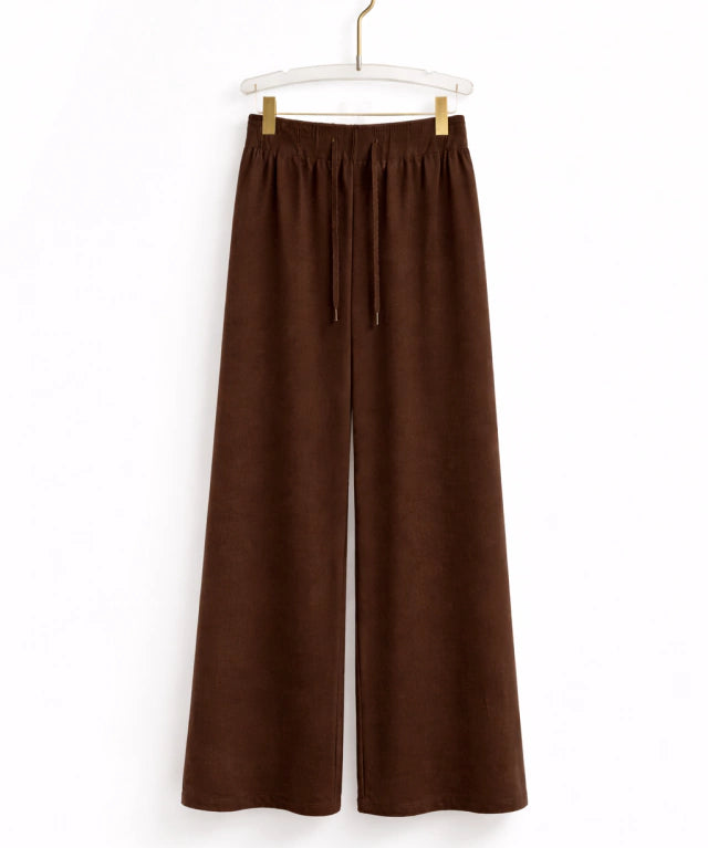 Calça de tecido marrom café, cintura elástica com cordão e pernas largas