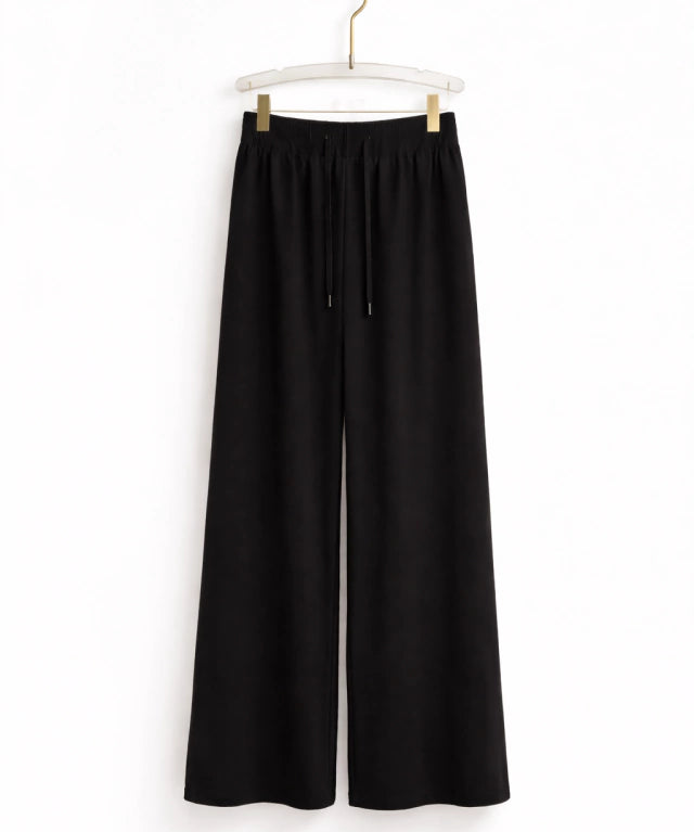 Calça pantalona preta de tecido, cintura elástica com cordão e barra ampla