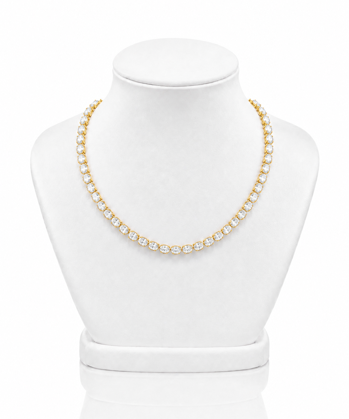 Colar oval de pedras claras com brilho prateado