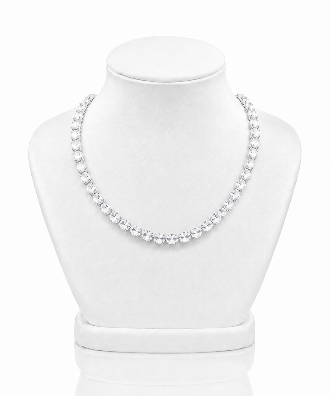 Colar oval de pedras brancas com brilho prateado