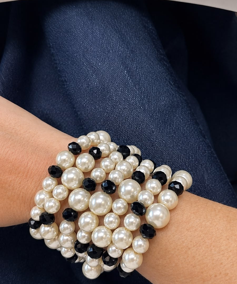 Pulseira Montecarlo de contas pérola com detalhes pretos e brancos