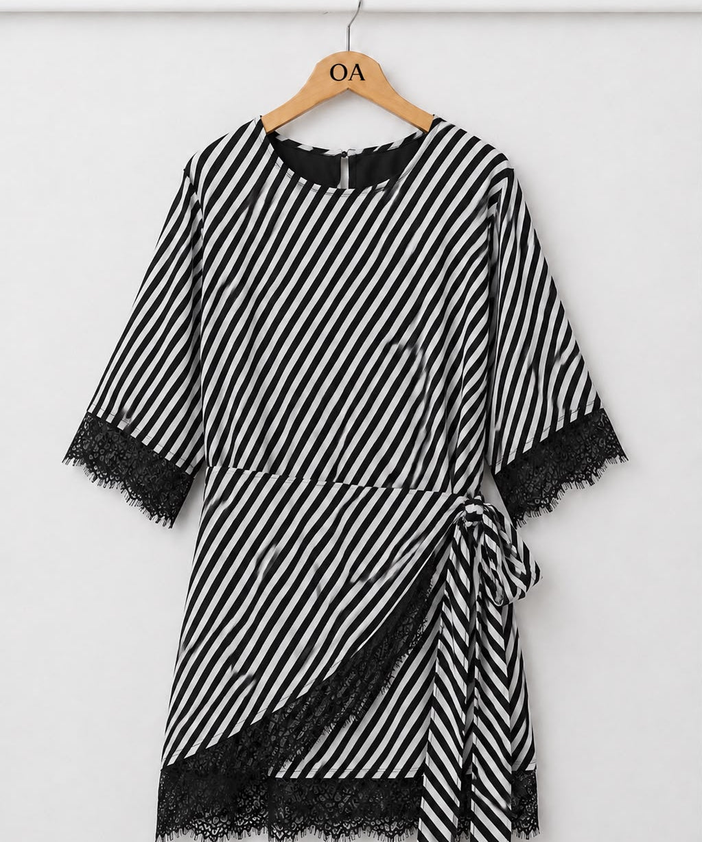Vestido preto com listras P&B, barra e mangas com renda, faixa lateral amarrada