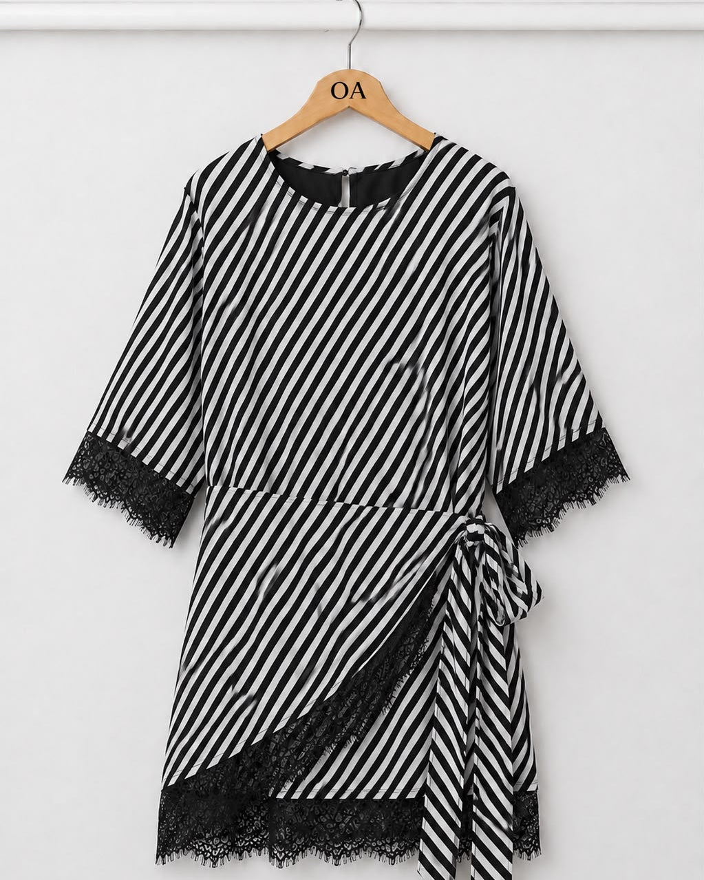 Vestido preto com listras P&B, barra e mangas com renda, faixa lateral amarrada