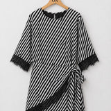 Vestido preto com listras P&B, barra e mangas com renda, faixa lateral amarrada
