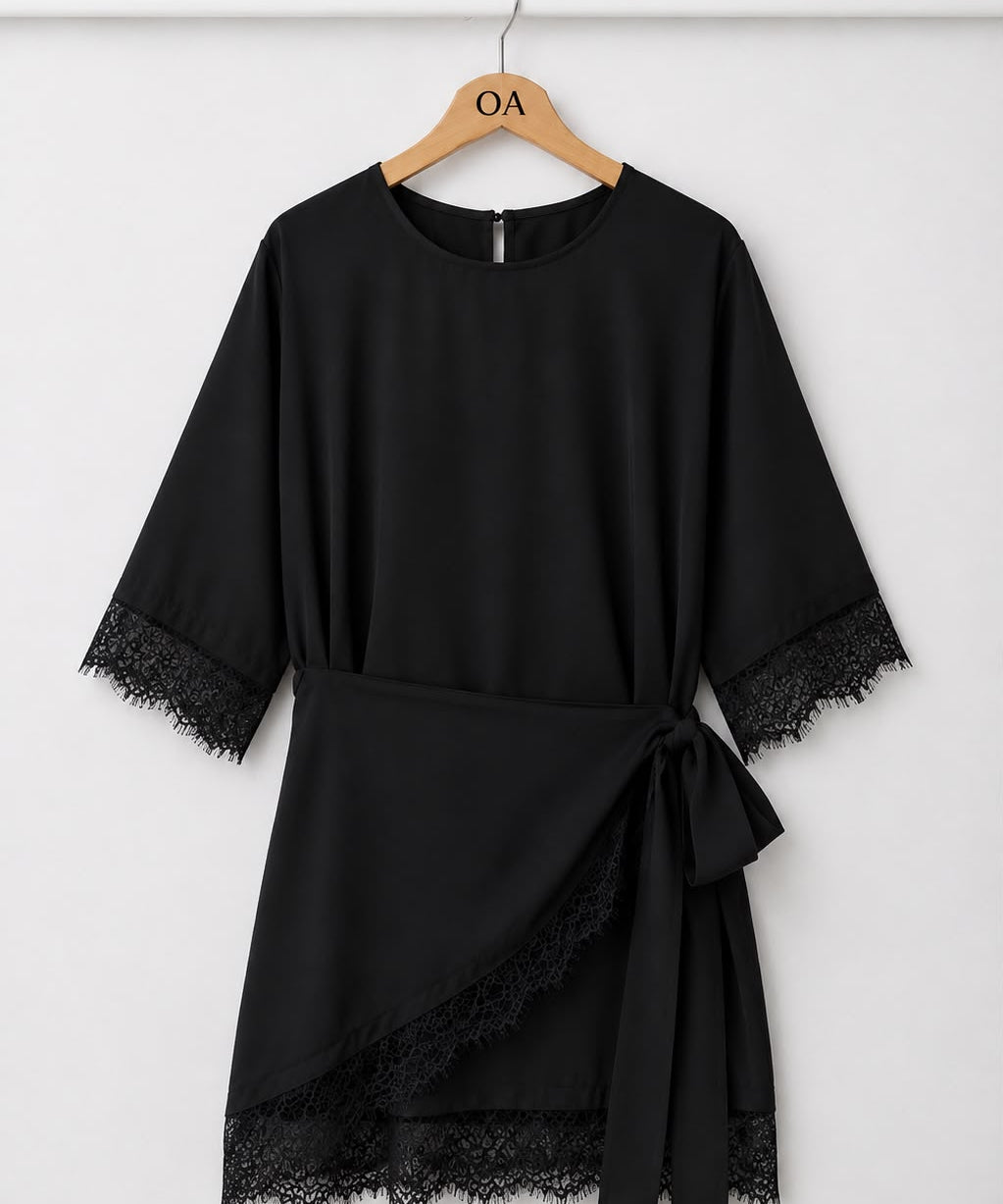 Vestido preto liso com renda nas mangas e barra, faixa frontal amarrada, sobreposição
