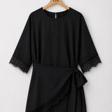 Vestido preto liso com renda nas mangas e barra, faixa frontal amarrada, sobreposição