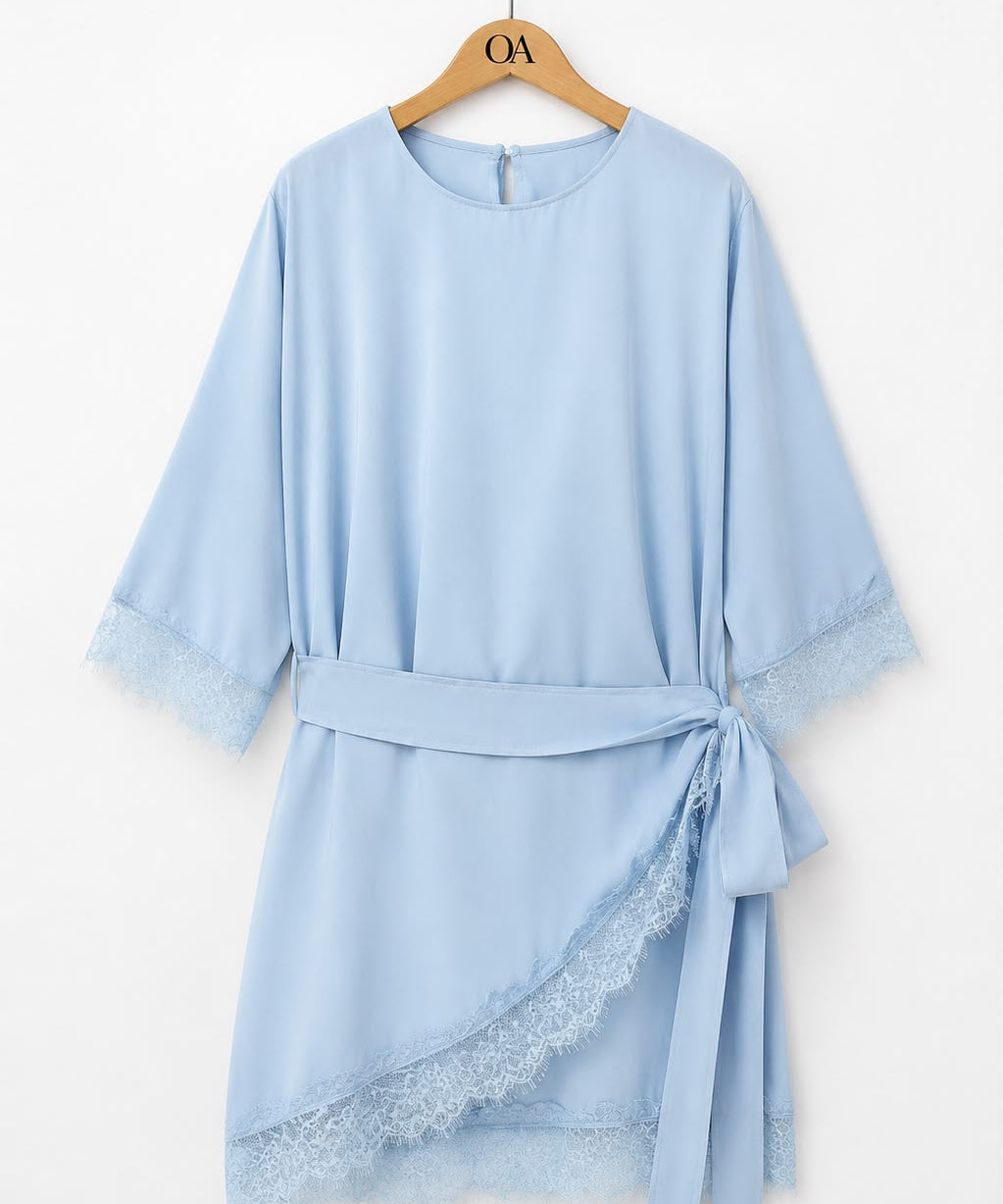 Vestido azul claro com renda nas mangas e barra, faixa amarrada na cintura, babado