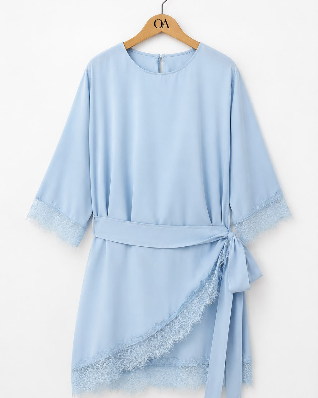 Vestido azul claro com renda nas mangas e barra, faixa amarrada na cintura, babado