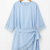 Vestido azul claro com renda nas mangas e barra, faixa amarrada na cintura, babado
