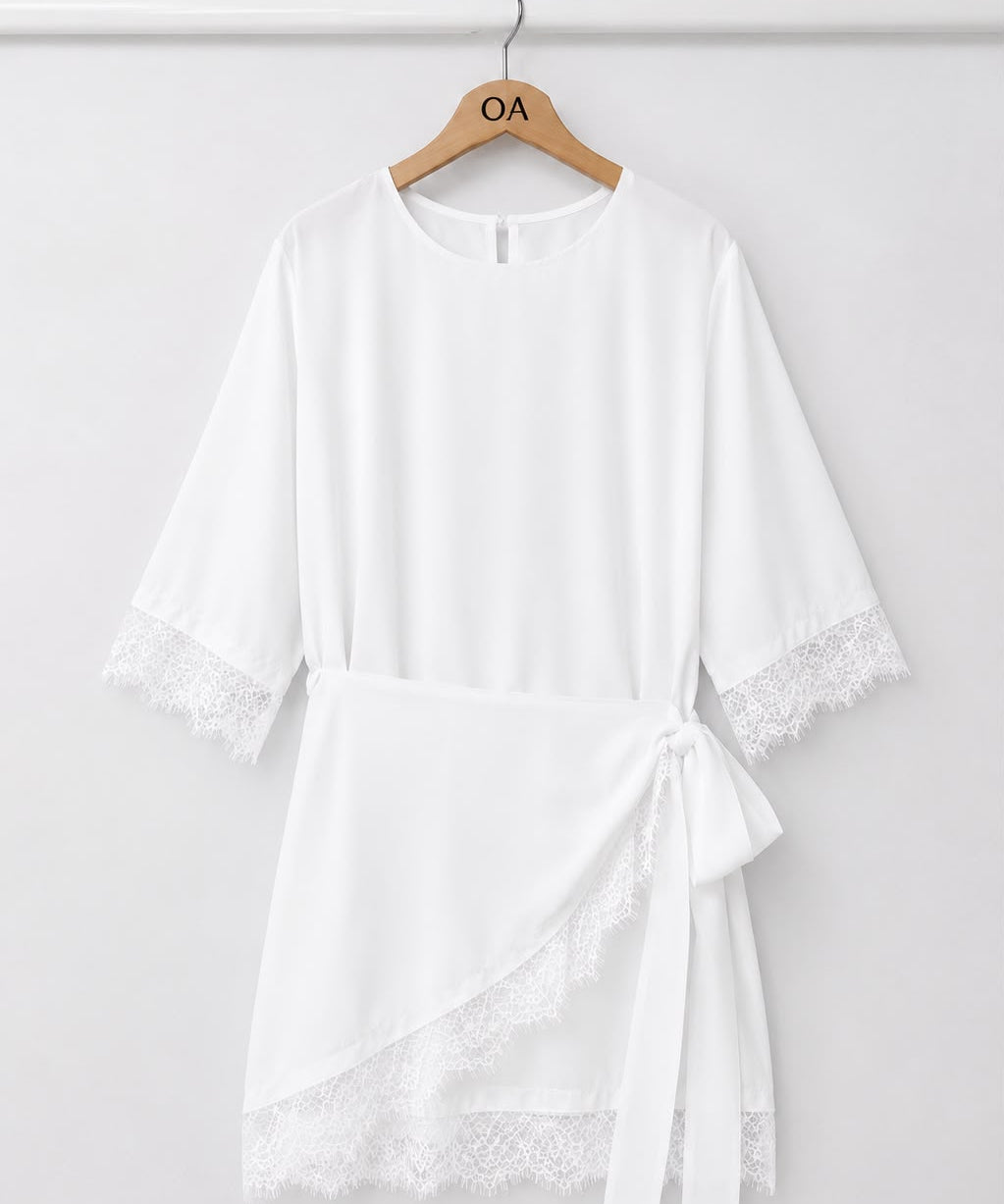 Vestido branco com renda nas mangas, faixa amarrada na cintura, recorte assimétrico
