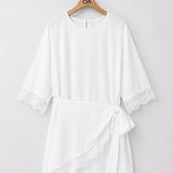 Vestido branco com renda nas mangas, faixa amarrada na cintura, recorte assimétrico