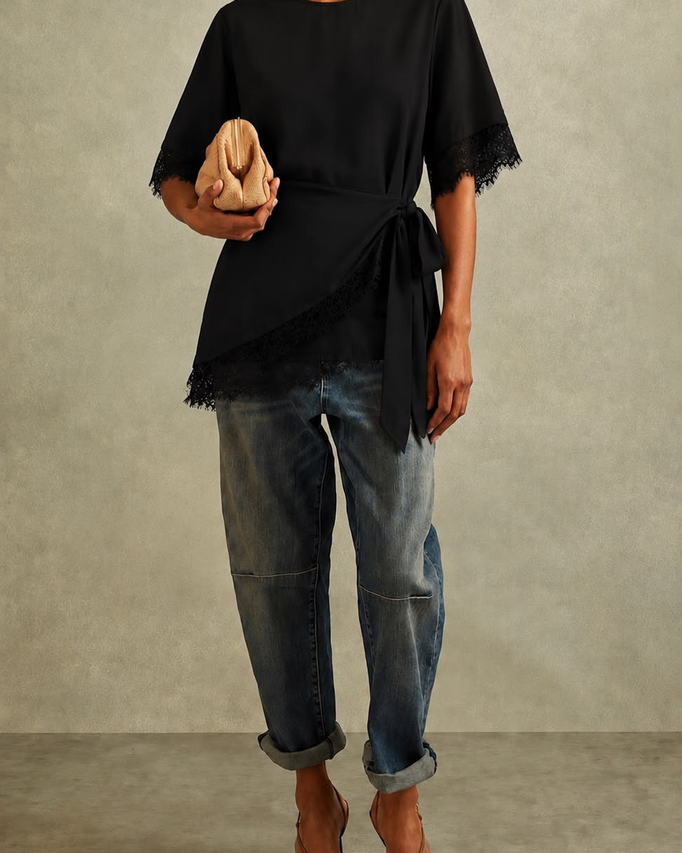 Vestido preto com faixa amarrada na cintura e renda nas mangas, peça soltinha