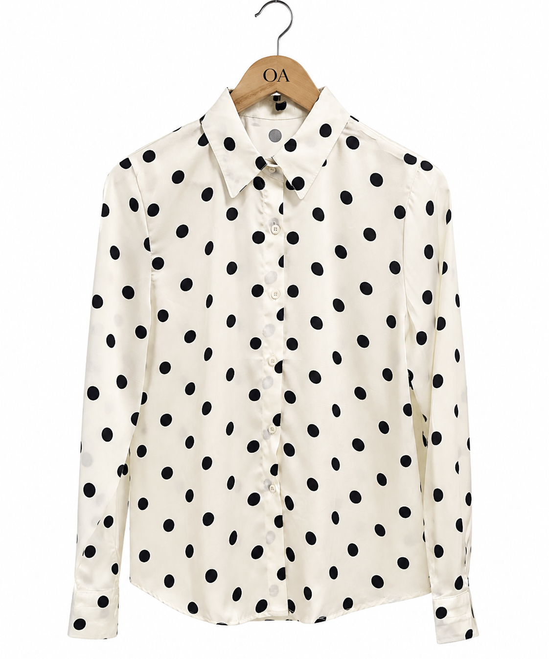 Camisa off-white com poá preto, gola e botões, manga longa.