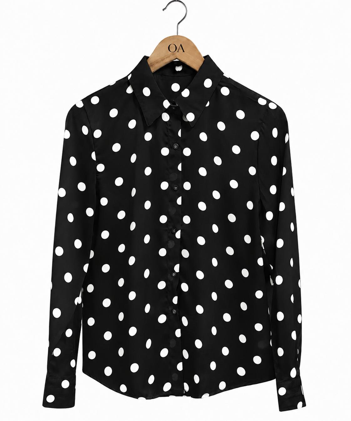 Camisa preta com poá branco, gola e botões, manga longa.