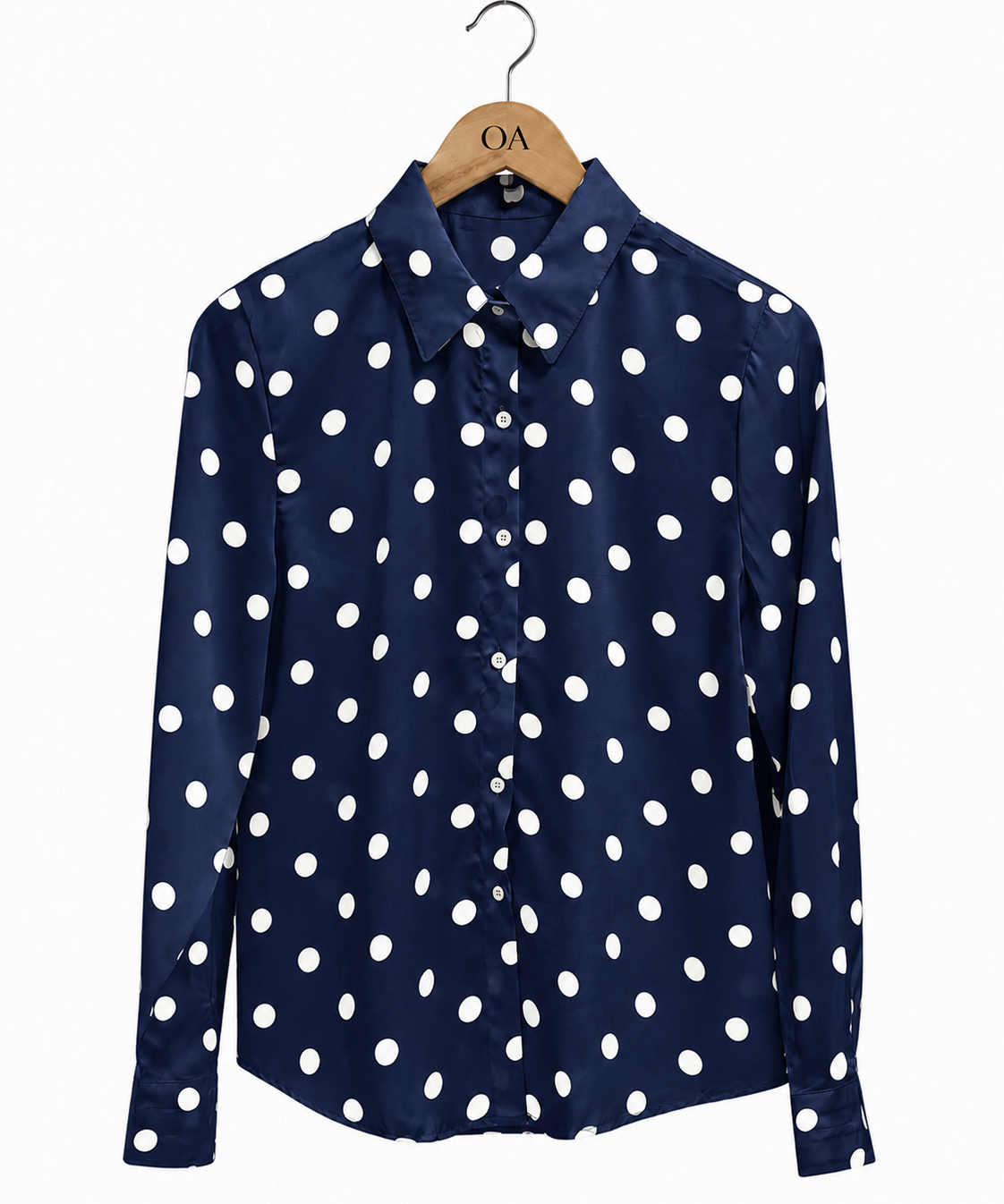 Camisa azul marinho com poá branco, gola e botões, manga longa.