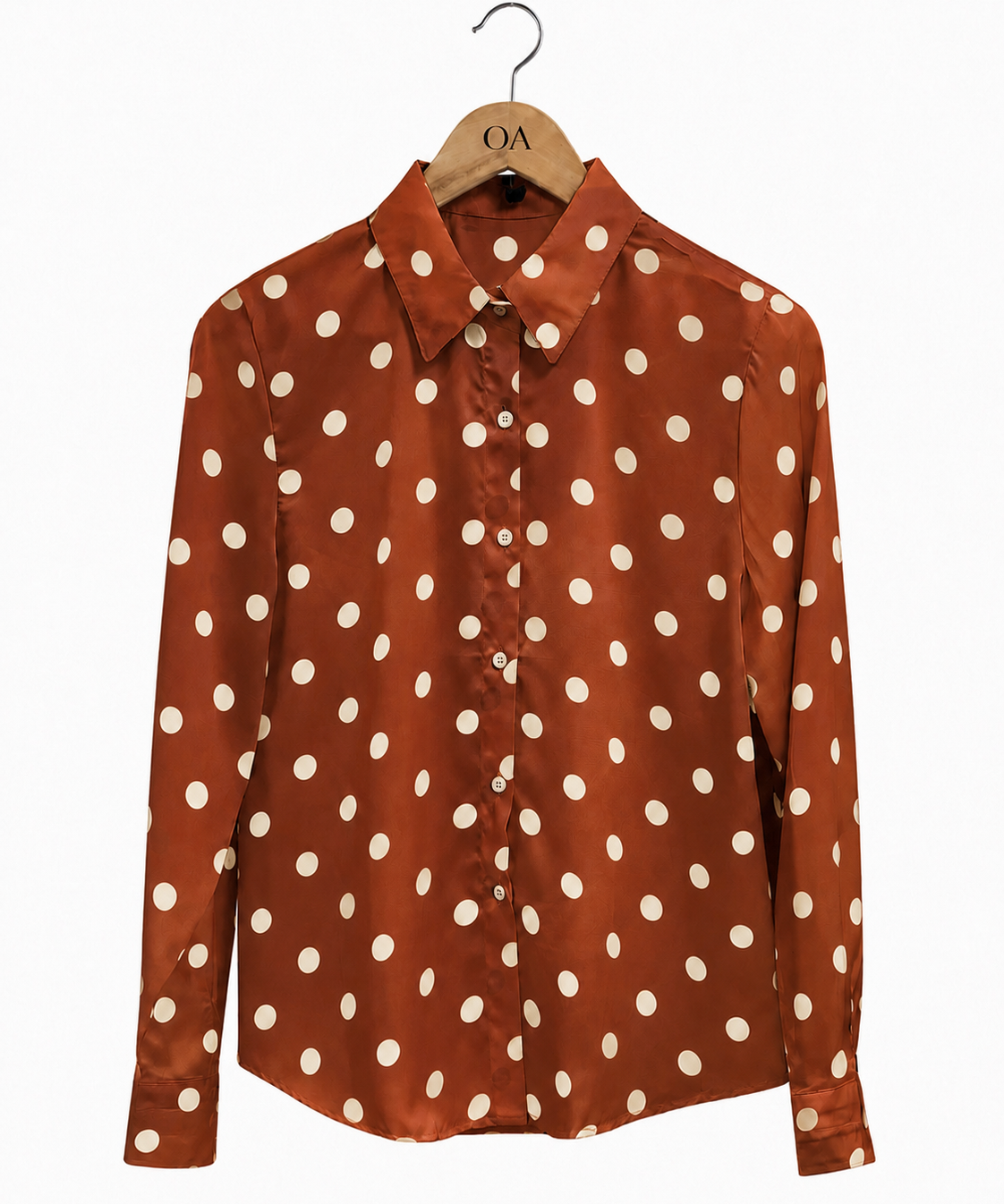Camisa marrom claro com poá creme, gola e botões, manga longa.