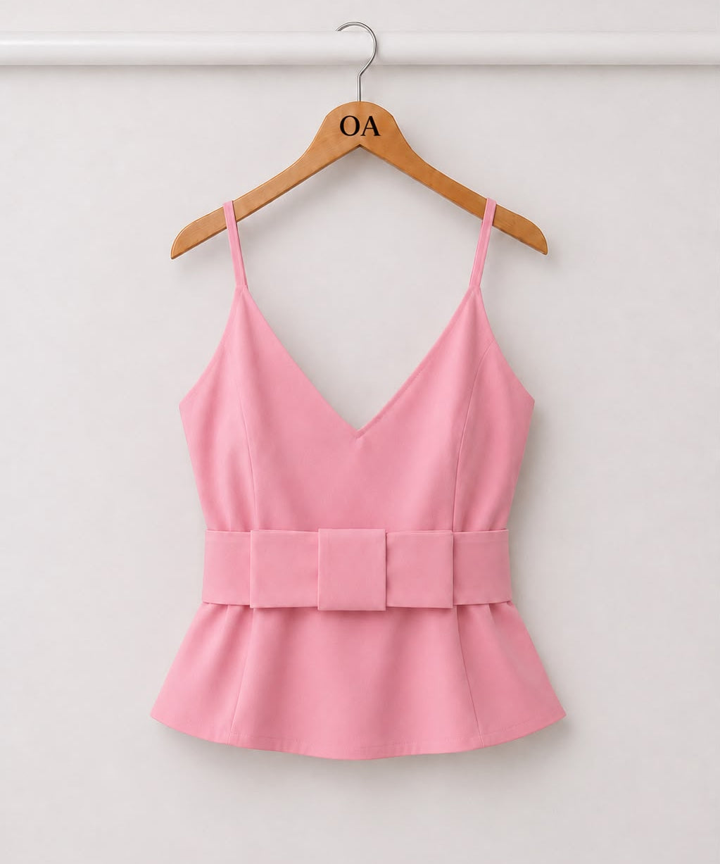 Blusa Riviera rosa candy com alças finas, faixa na cintura e babado peplum
