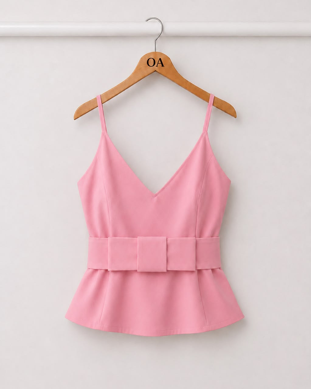 Blusa Riviera rosa candy com alças finas, faixa na cintura e babado peplum