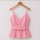 Blusa Riviera rosa candy com alças finas, faixa na cintura e babado peplum
