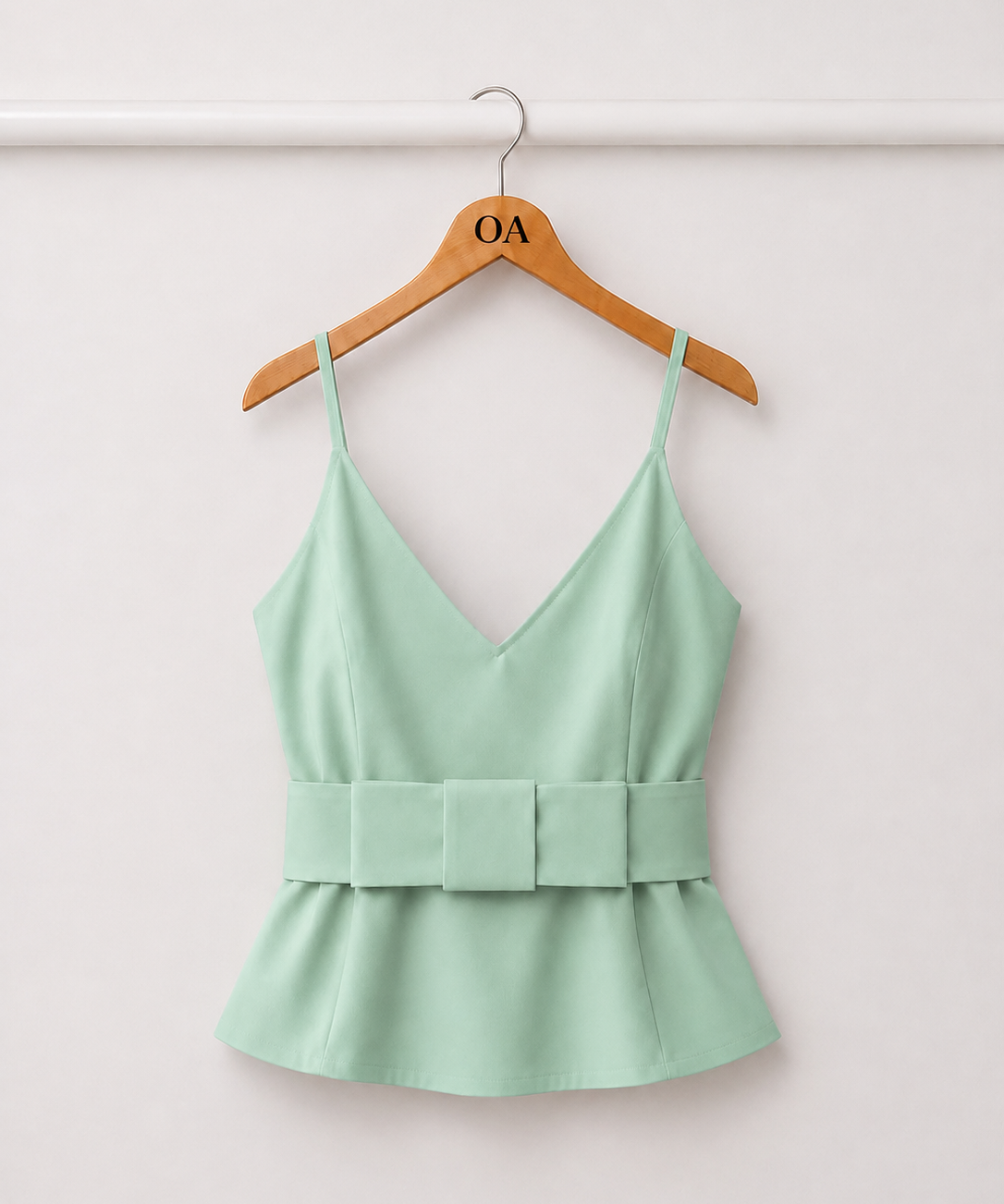 Blusa Riviera verde menta com alças finas e faixa na cintura com babado